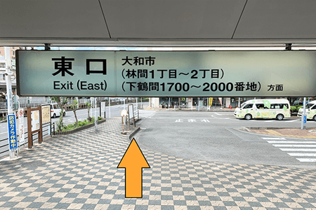 エレベーターまたは階段を降りて直進する様子の写真