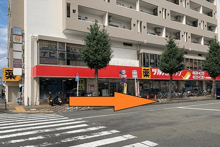 ツルハドラッグが見えたら右に曲がる様子の写真