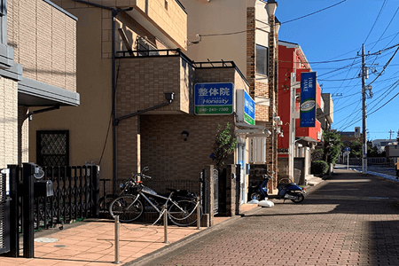 青い看板が見えてくるシーンの写真